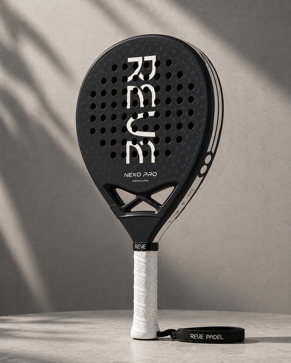 Pala de pádel Reve Axis Pro en negro y dorado