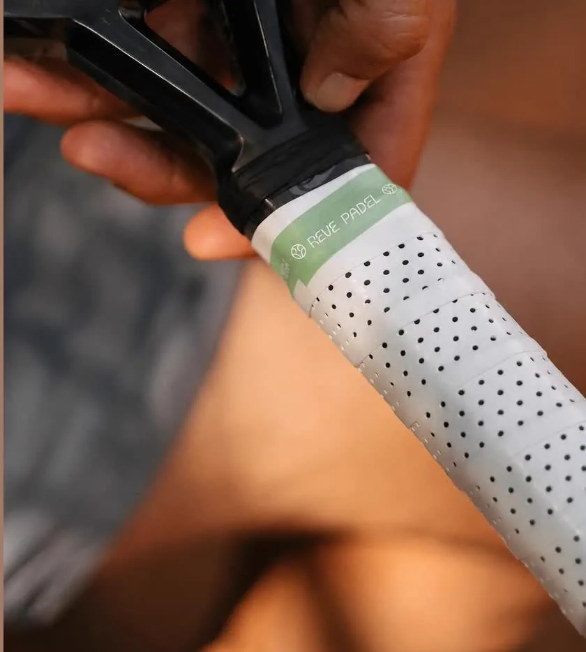 Overgrip blanco Reve Padel en el mango de una pala